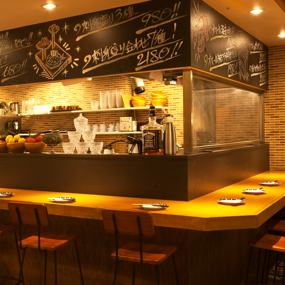 カウンター席やテラス席を完備しています ｜博多磯っこ商店