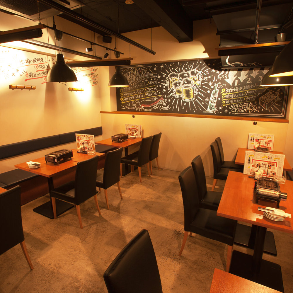 ゆったり過ごせるテーブル席やカウンター席を完備｜博多磯っこ商店